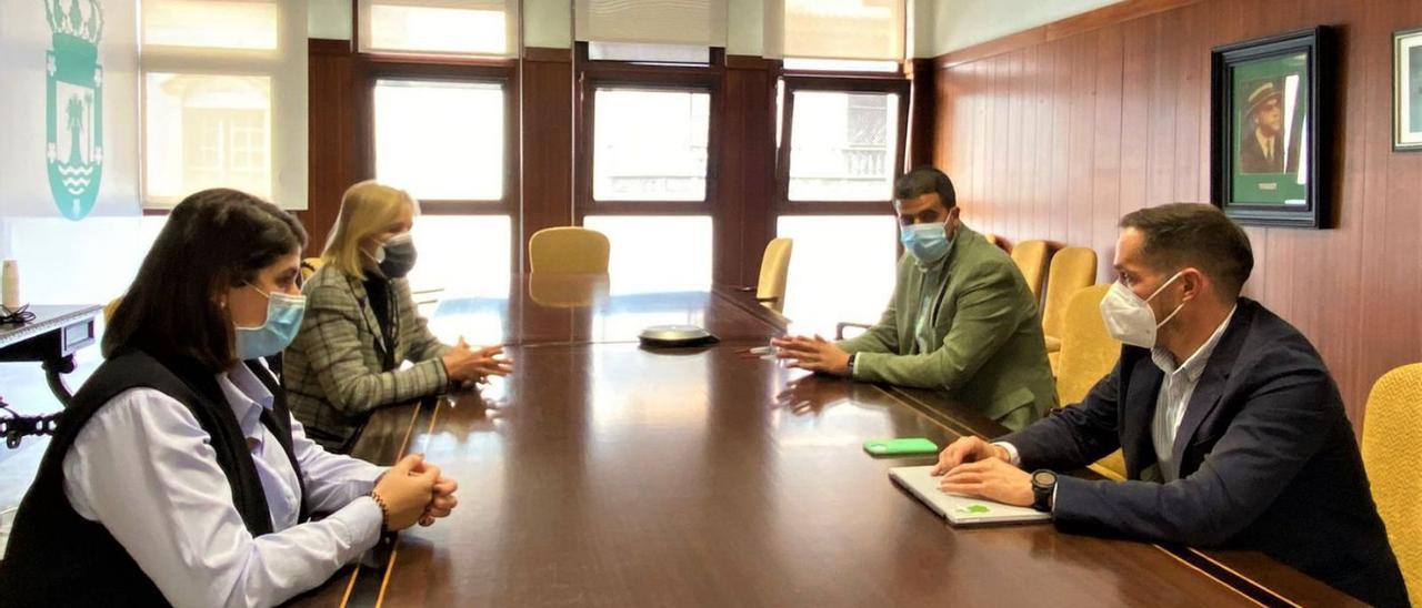 Un encuentro de la reunión que mantuvieron las arquitectas con el presidente y vicepresidente de la institución insular.