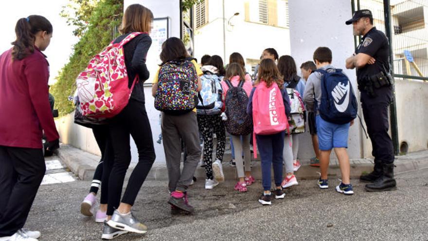 Alumnos entrando en el colegio Mestre Guillem Galmés de Sant Llorenç.