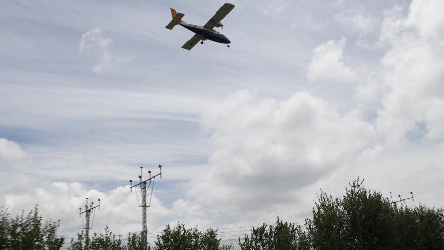 El avión de calibración sobrevoló Peinador estos días // R. Grobas