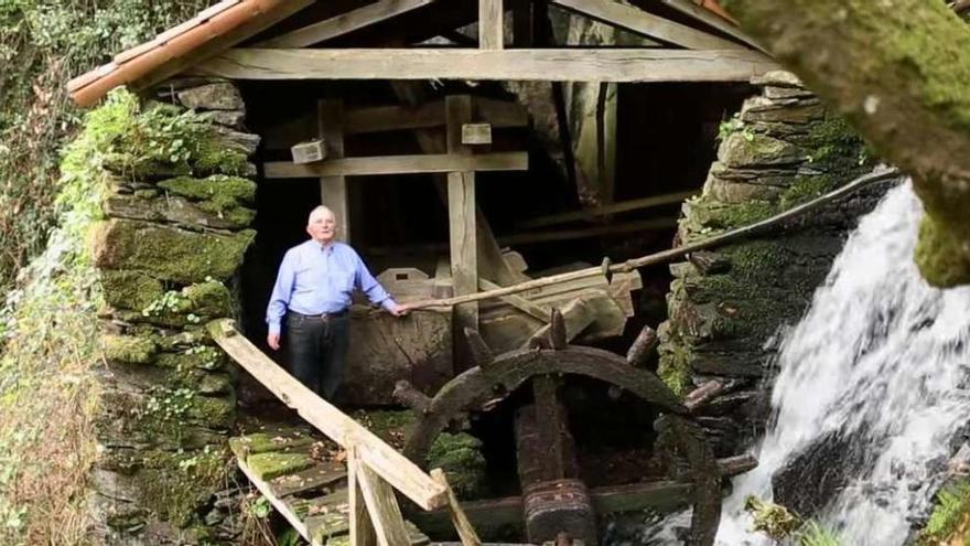 Un vecino de Vilasantar, en uno de los antiguos molinos del Tambre.