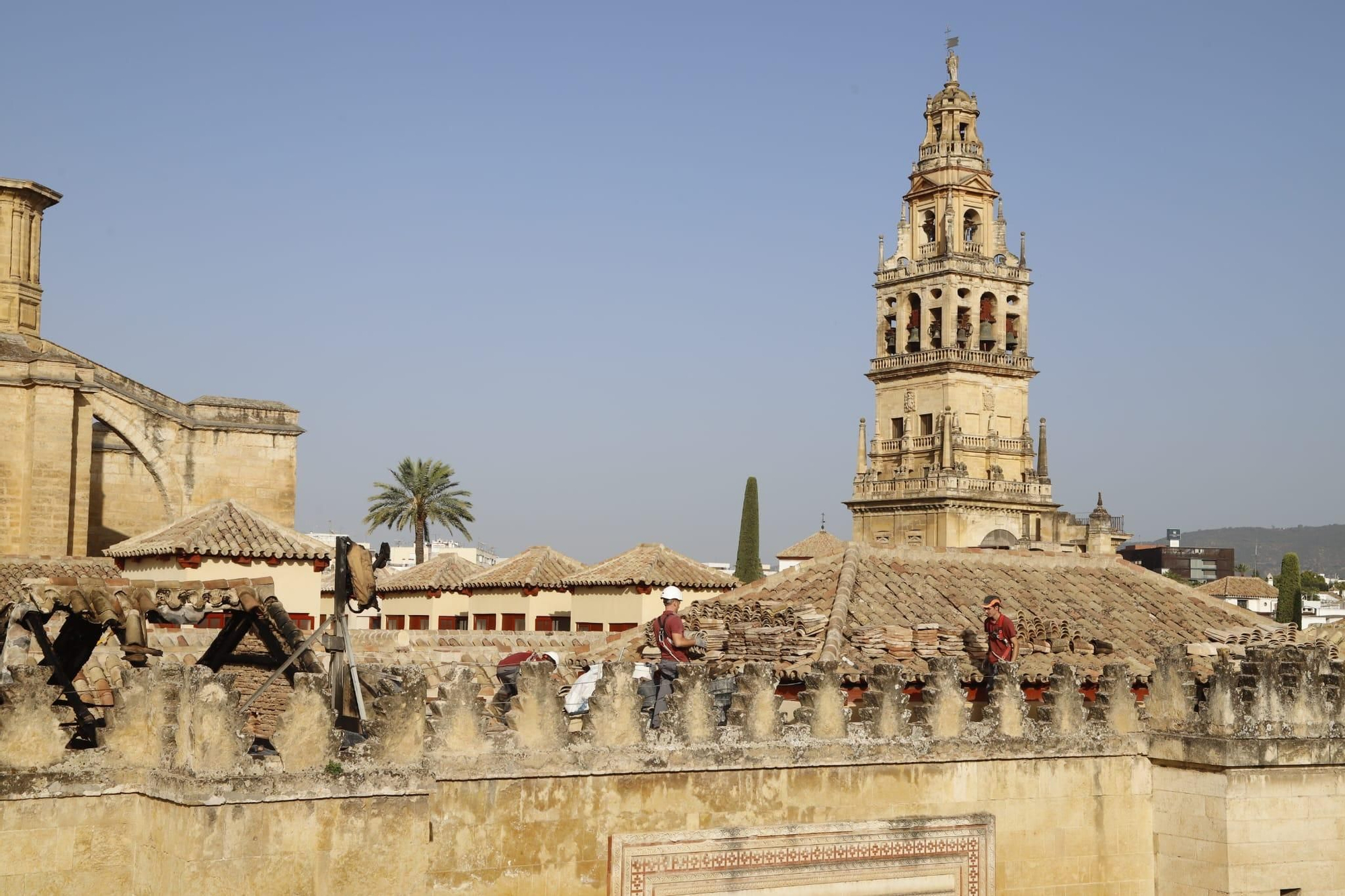 Trabajos en la zona afectada por el incendio de la Mezquita-Catedral