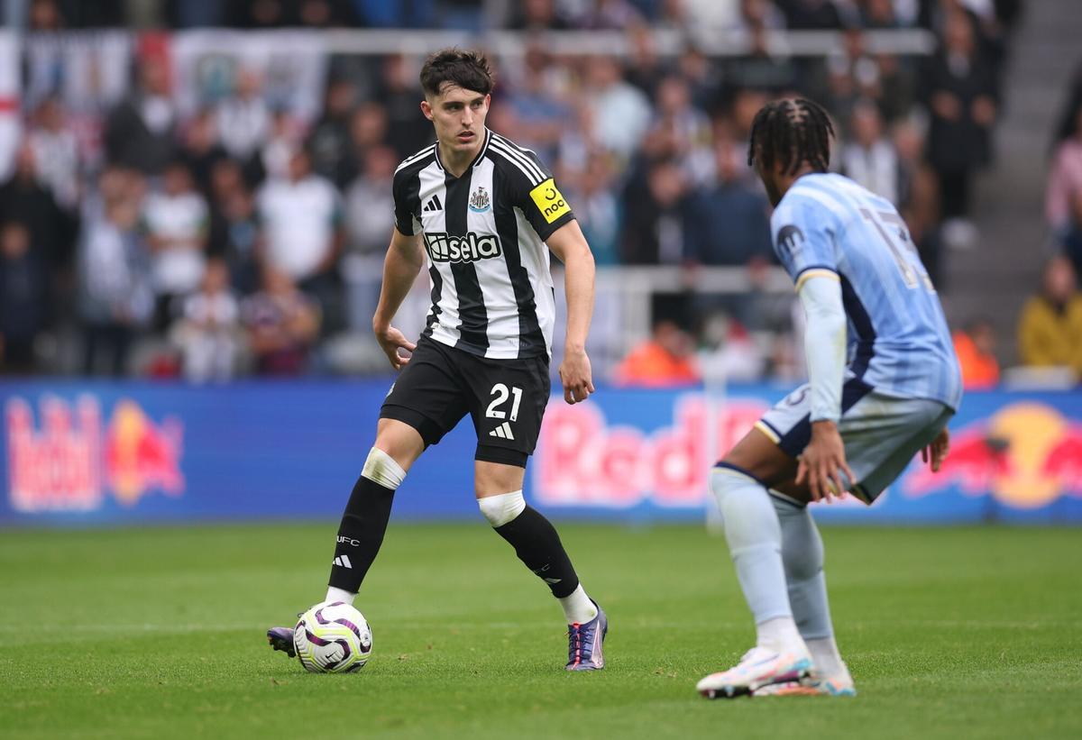 Newcastle (United Kingdom), 31/08/2024.- Tino Livramento of Newcastle United (L) in action against Destiny Udogie of Tottenham Hotspur (R) during the English Premier League soccer match between Newcastle United and Tottenham Hotspur in Newcastle, Britain, 01 September 2024. (Reino Unido) EFE/EPA/ADAM VAUGHAN EDITORIAL USE ONLY. No use with unauthorized audio, video, data, fixture lists, club/league logos, 'live' services or NFTs. Online in-match use limited to 120 images, no video emulation. No use in betting, games or single club/league/player publications
