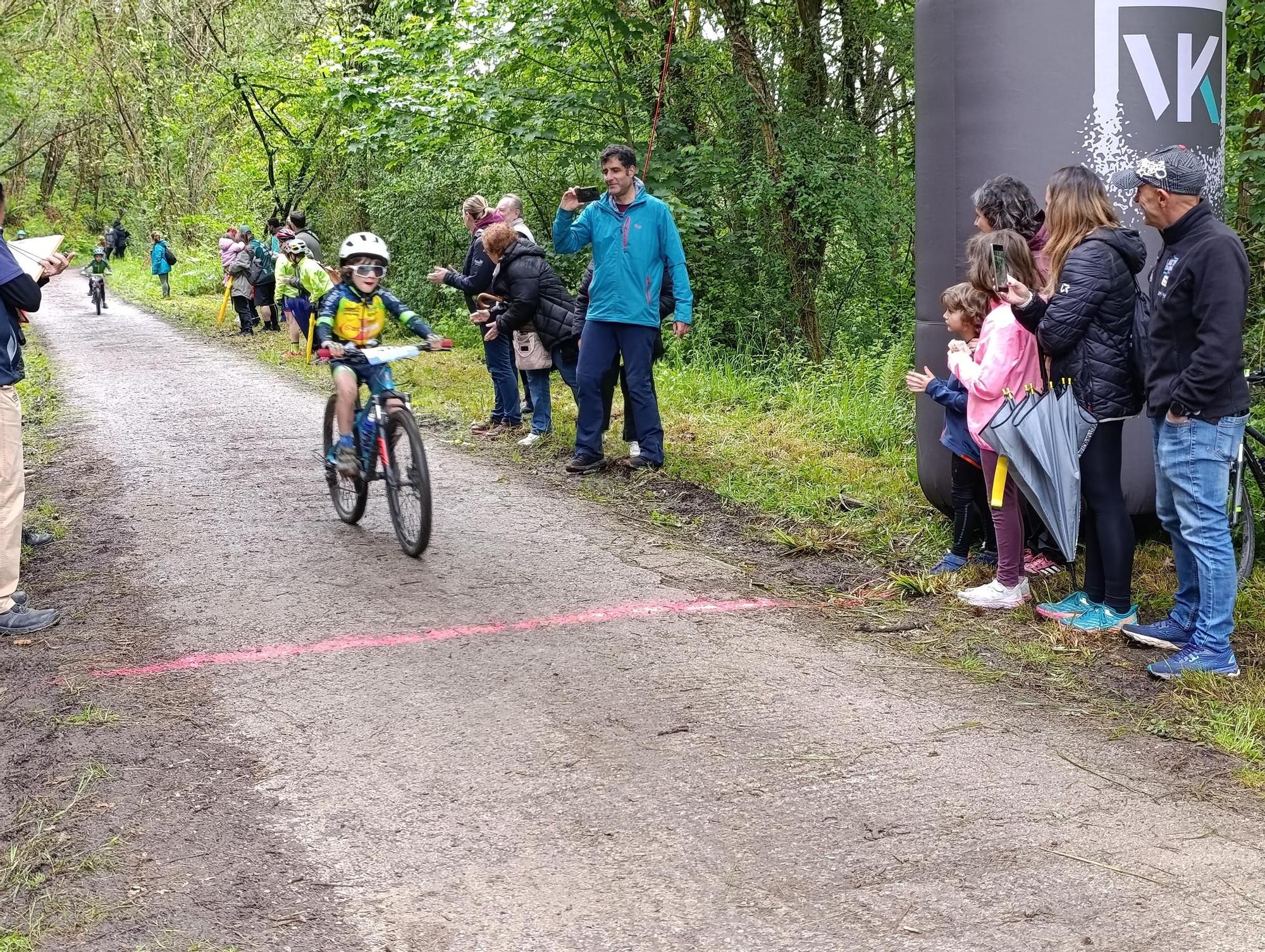 Las jóvenes promesas del ciclismo pedalean en Santa Marina, Siero