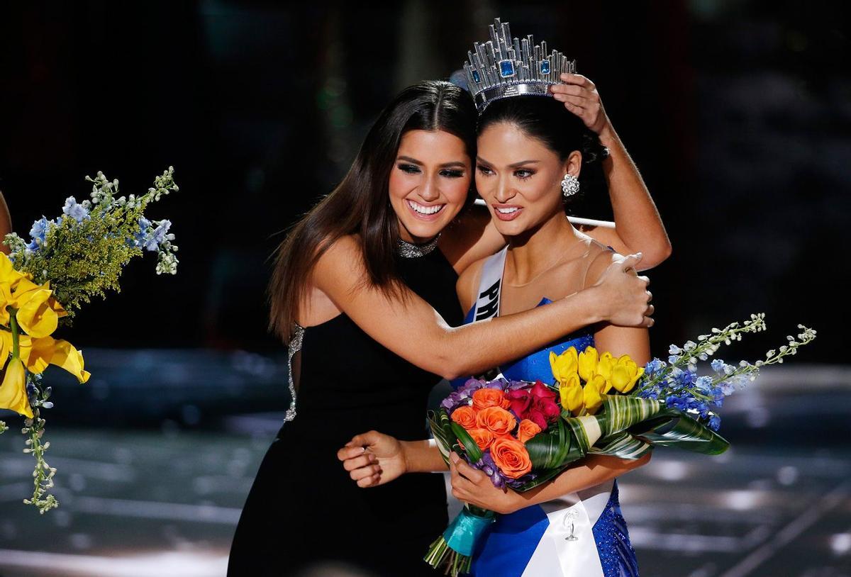 Miss Universo 2014 junto a Miss Universo 2015