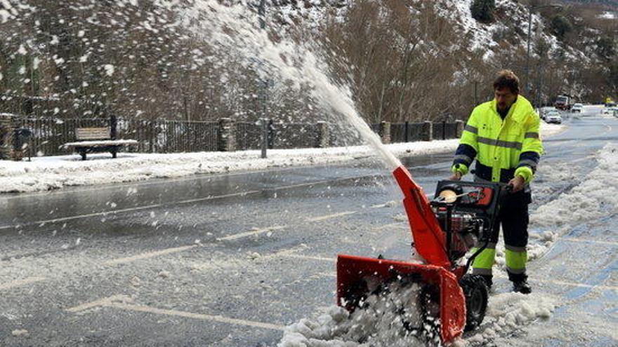 Un operari de l&#039;Ajuntament de Sort netejant els carrers de neu