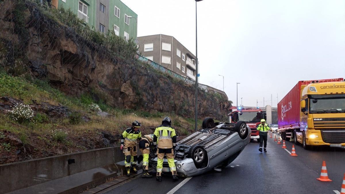 El vuelco de un vehículo en Santa Cruz de Tenerife genera fuertes ...