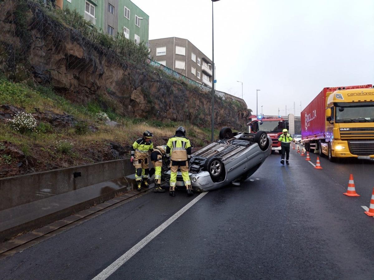 El vehículo volcado en la TF-2.