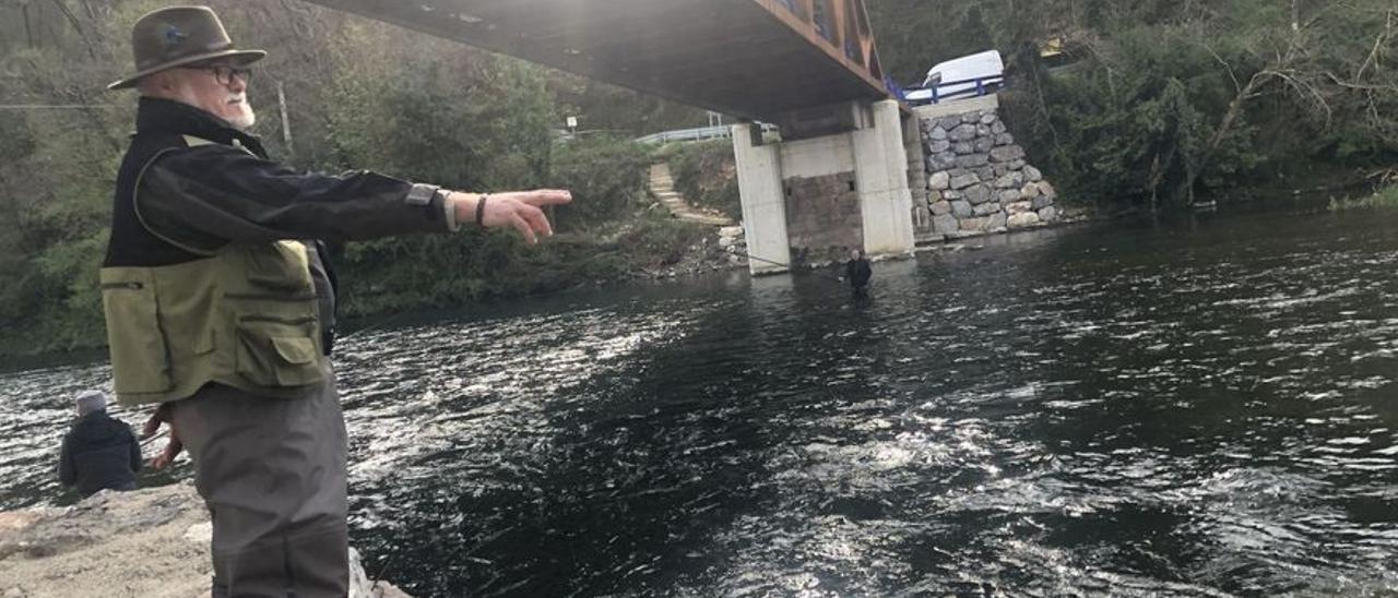 Pedro Esteban Torres, bajo el nuevo puente de Quinzanas, en la apertura de la temporada del salmón.