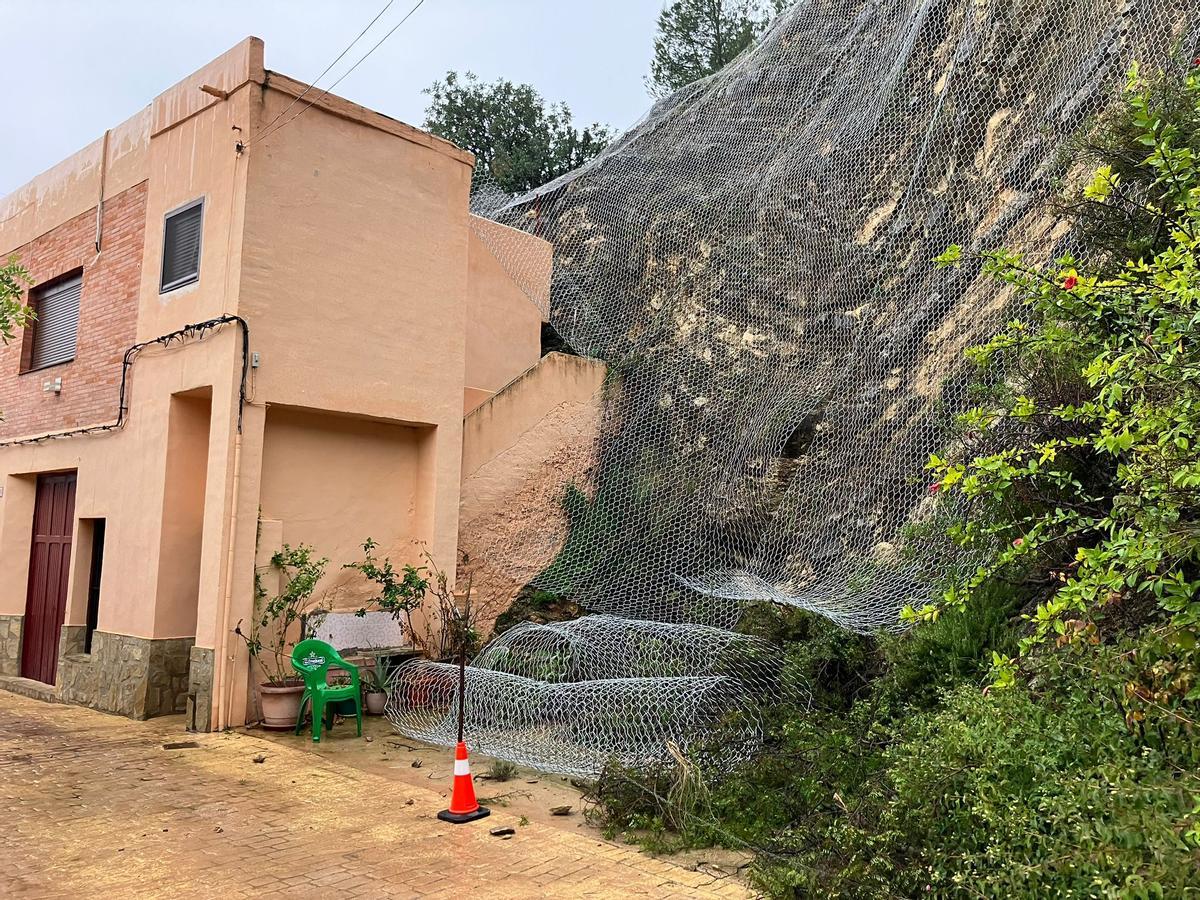 Actuación para prevenir desprendimientos en Sot de Chera.