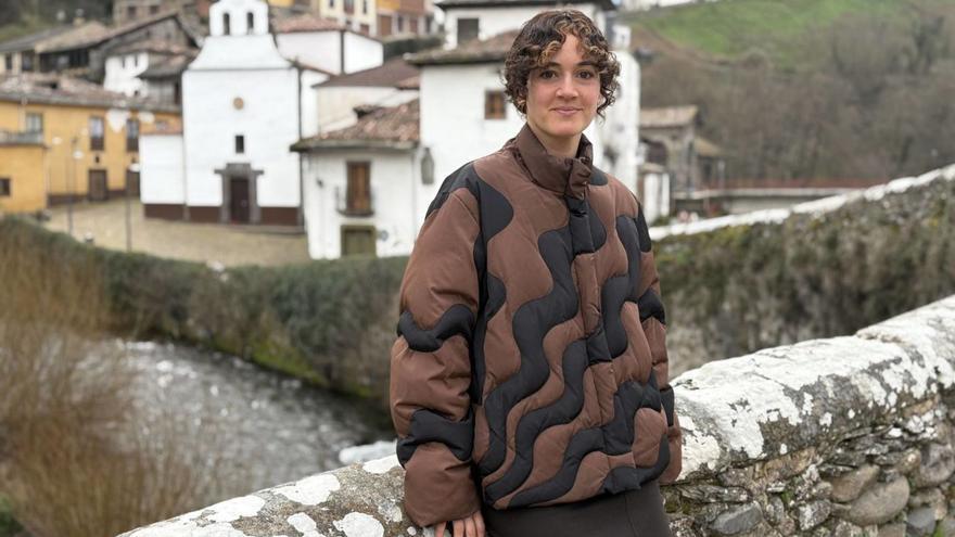 Tania Pereira, en el «puente romano» de Cangas del Narcea.