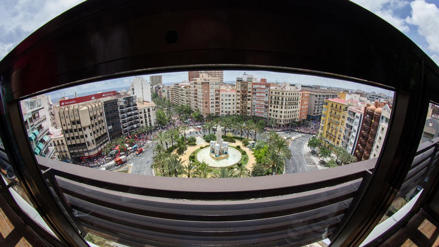 Imagen de la plaza de Luceros durante la mascletà que se celebró el día 2, de Reyes Martí