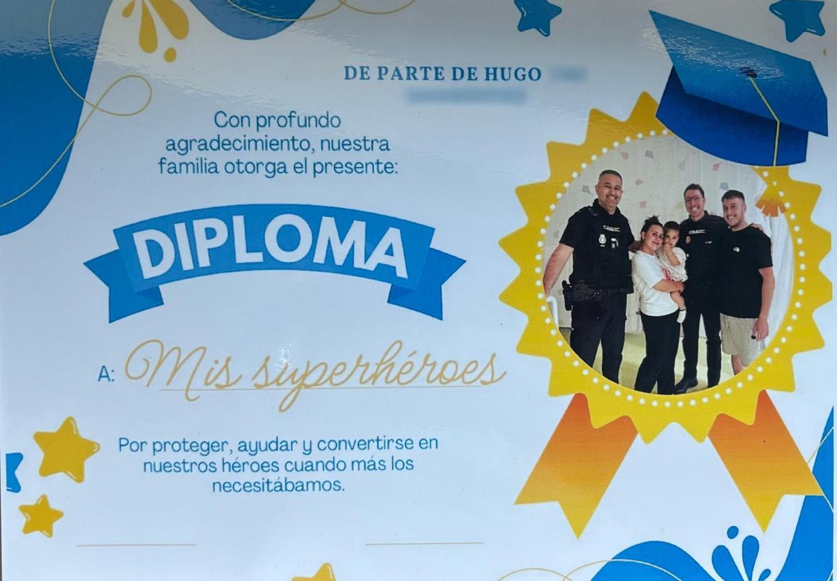 El diploma que Hugo y su familia entregaron a los dos policías que salvaron al niño.