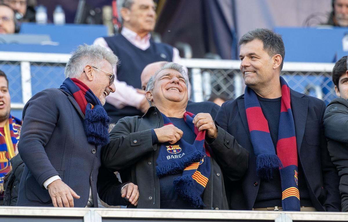 Joan Laporta junto a Xavi Puig y Joan Soler en la tribuna, poco antes del Barça-Levante.