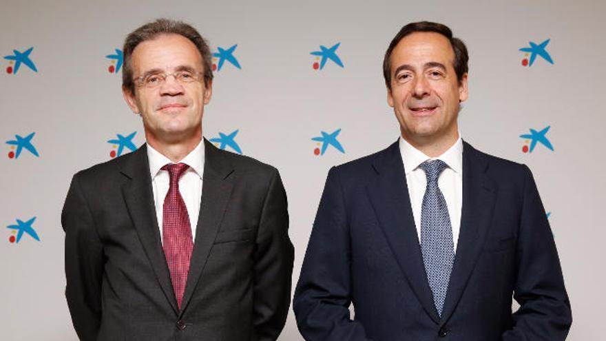 A la izquierda, Jordi Gual, presidente de CaixaBank, junto al consejero delegado, Gonzalo Gortázar.