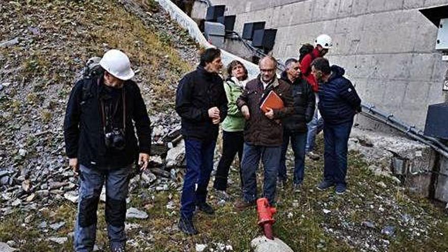 Membres de les delegacions cerdana i de la CHE durant una de les visites fetes a les captacions