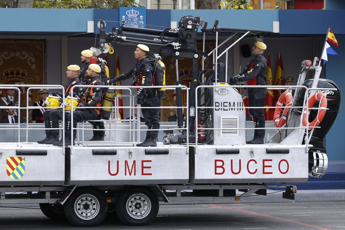 MADRID, 12/10/2025.- La unidad de buceo de la UME durante el desfile de las Fuerzas Armadas con motivo de la Fiesta Nacional este domingo en Madrid. EFE/ Chema Moya