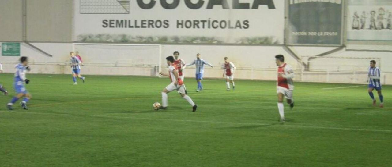 El Benigànim con el balón en el choque ante el R. Colón.  | UD BENIGÀNIM