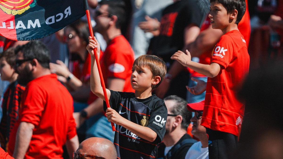 Un joven aficionado del RCD Mallorca ondea una bandera durante el partido ante el Granada.
