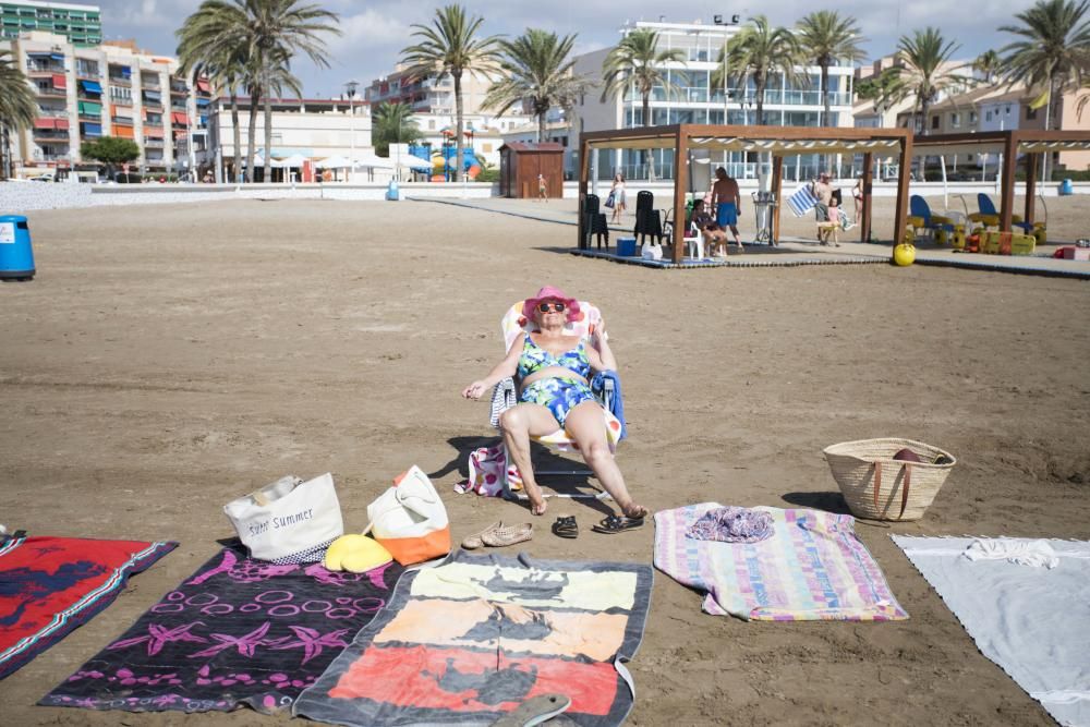 Veraneantes y visitantes en las playas de l'Horta.