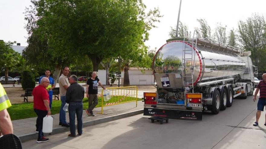 Con garrafas 8 Vecinos de Pozoblanco aguardan su turno para recoger agua del camión cisterna. | RAFA SÁNCHEZ