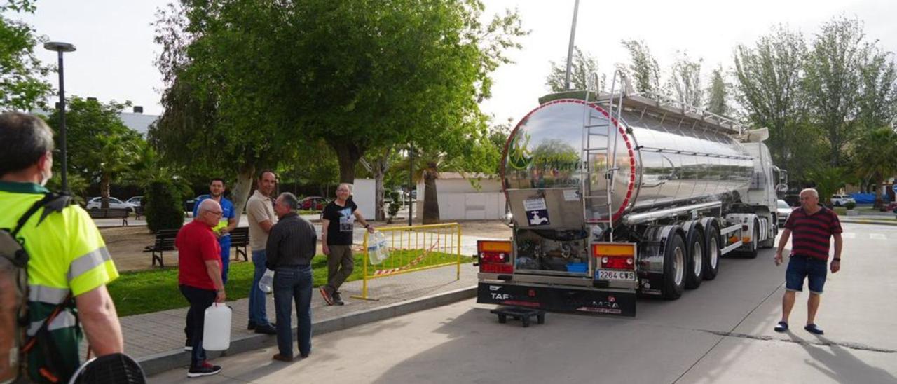 Con garrafas 8 Vecinos de Pozoblanco aguardan su turno para recoger agua del camión cisterna. | RAFA SÁNCHEZ