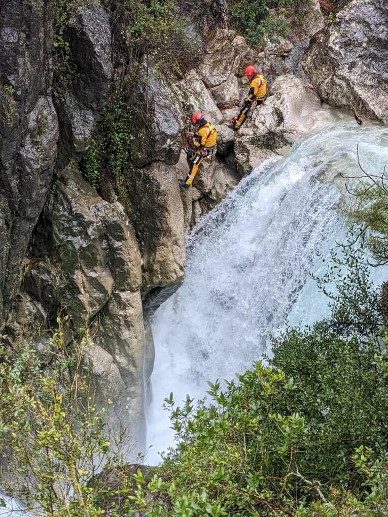 Los bomberos del Grupo Especial de Rescate de Alicante durante las prácticas de esta semana en el barranco de Bolulla.