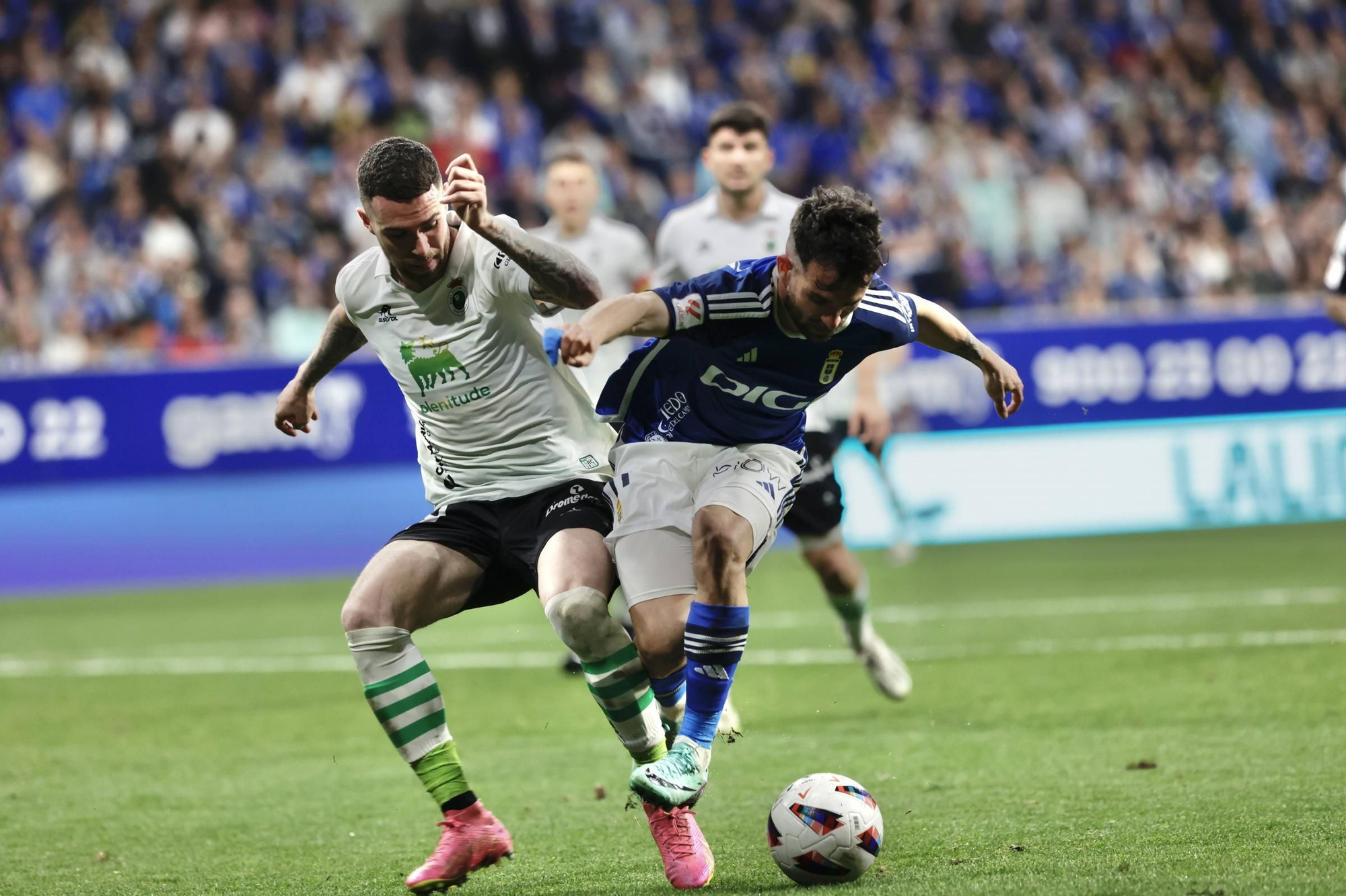 EN IMÁGENES: Partido y ambientazo del Real Oviedo-Racing de Santander disputado en el Tartiere