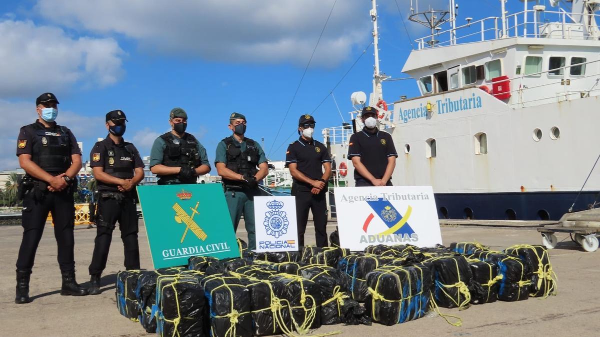 Los más de 1.200 kilos de cocaína incautados en un velero que navegaba próximo a Canarias.