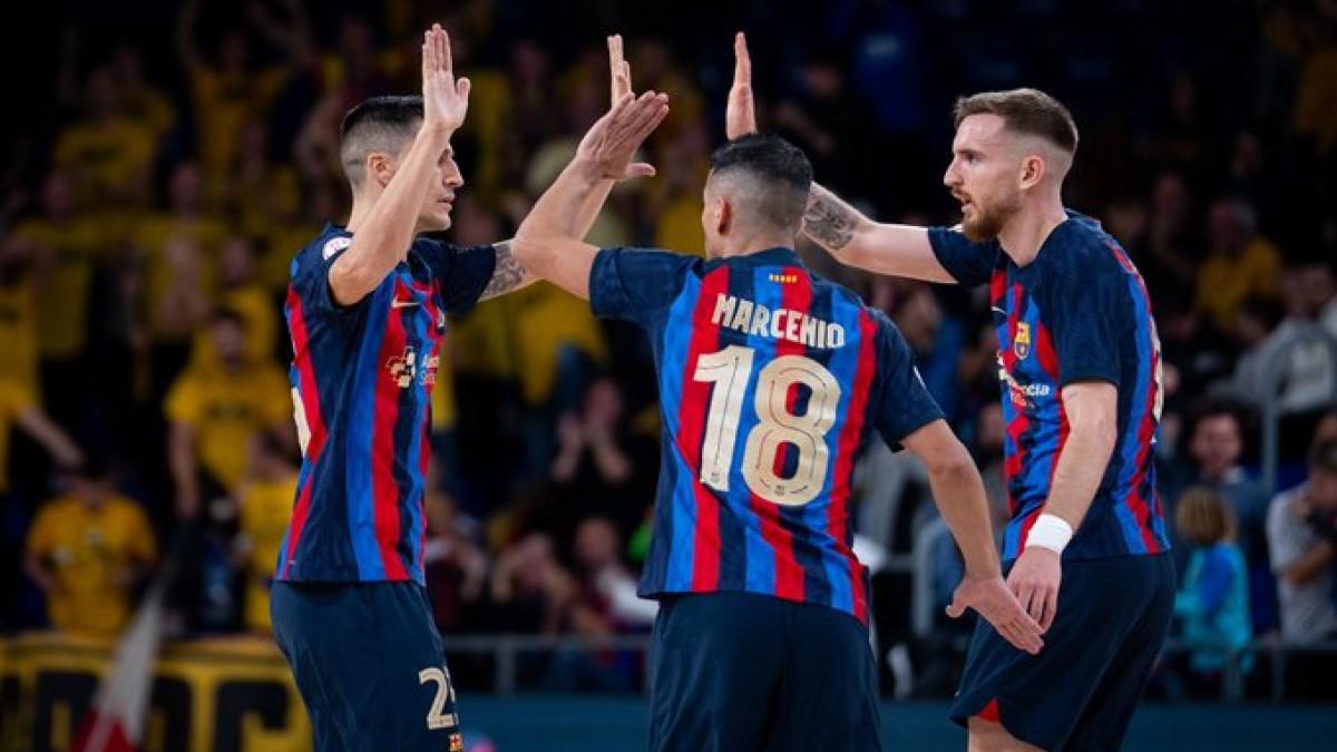 Ortiz, Marcenio y Sergio González, celebrando un gol del Barça