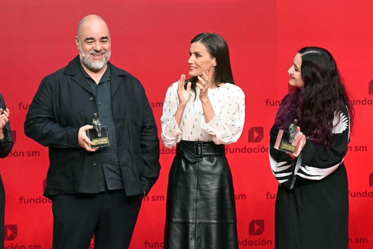 La Reina Letizia junto a los galardonados en la 48ª edición de los Premios SM de Literatura Infantil “El Barco de Vapor” y “Gran Angular” 2026, en la Real Casa de Correos, a 12 de mayo de 2026, en Madrid (España). Los ganadores Josan Hatero y Alba Quintas Garciandia recibirán una dotación de 35.000 euros cada uno, la mayor del mundo de habla hispana en sus categorías. REINA;REALEZA;LITERATURA José Oliva / Europa Press 12/05/2026. Reina Letizia;Alba Quintas;Josan Hatero;José Oliva