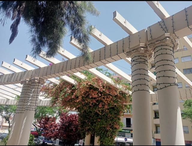 Las luces navideñas instaladas en la plaza Francesc García i Orell en pleno julio.