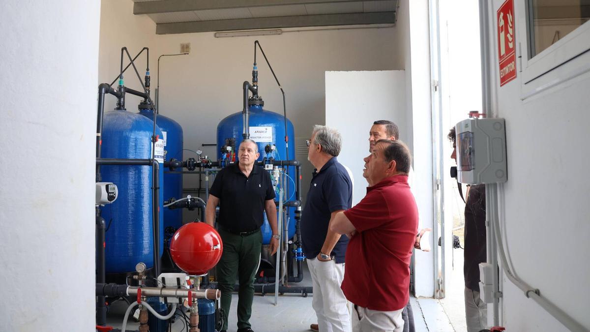 La izquierda, Javier Faúndez durante la recepción de la nueva estación de tratamiento de agua potable en Almaraz de Duero.