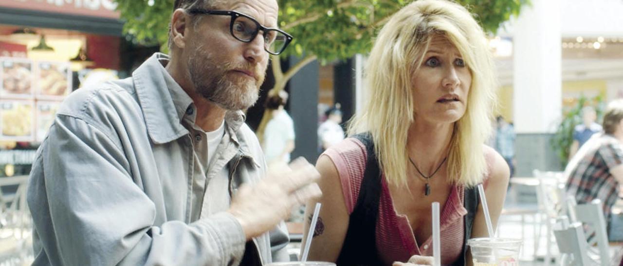 Woody Harrelson y Laura Dern, en &quot;Wilson&quot;.