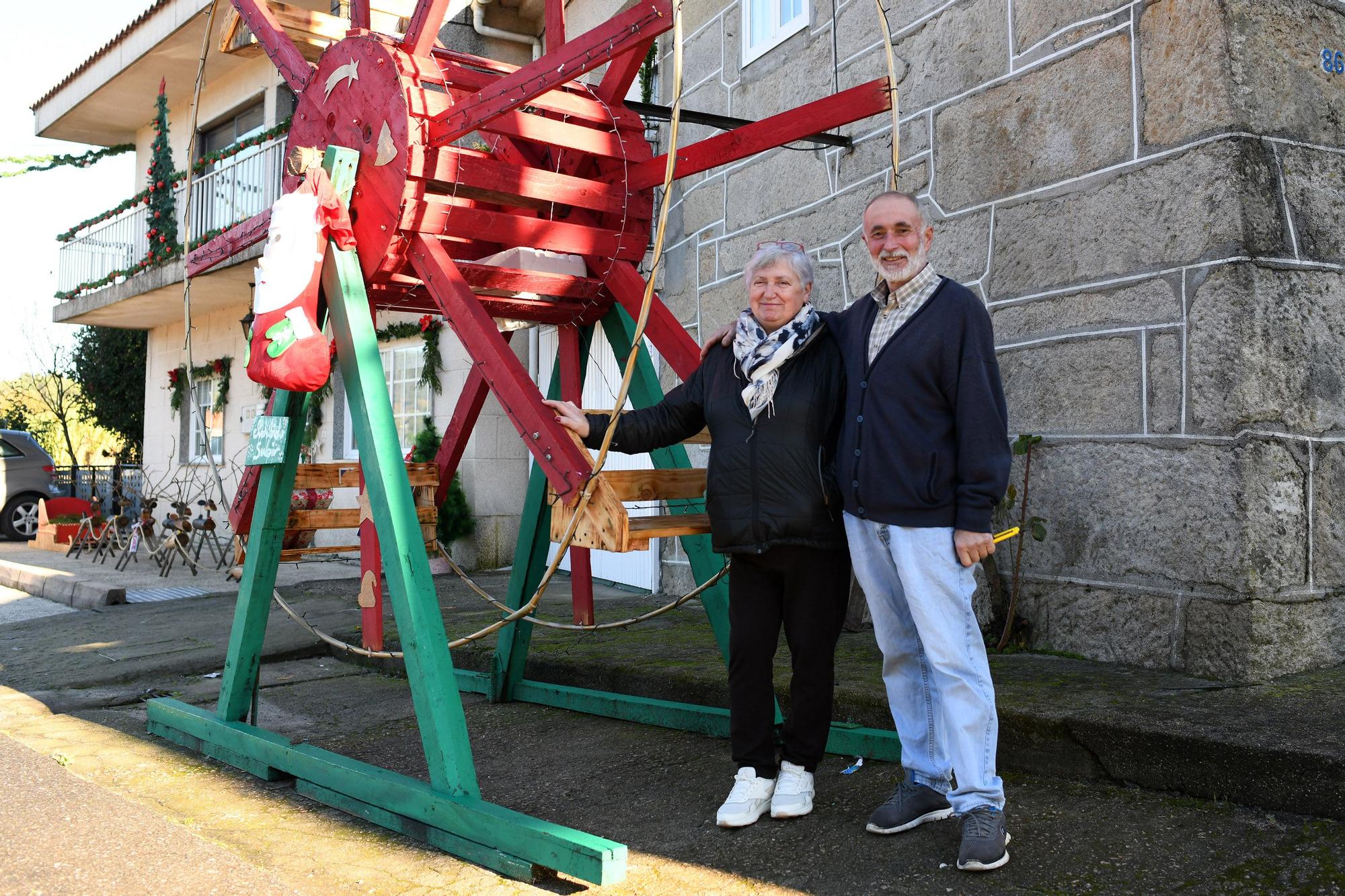 Así decoran los vecinos de Paredes, en Vilaboa, sus calles por Navidad