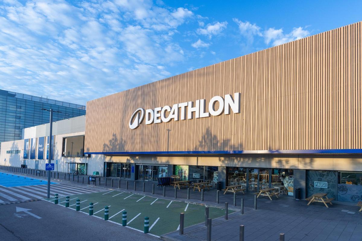 Colas en Decathlon para hacerse con la mochila viral que te servirá como equipaje de mano en el avión y que cuesta menos de 14 euros