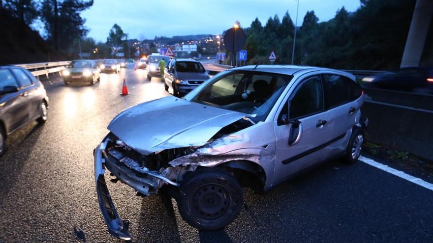 El vehículo siniestrado en la A-55 en Tui. // Nick