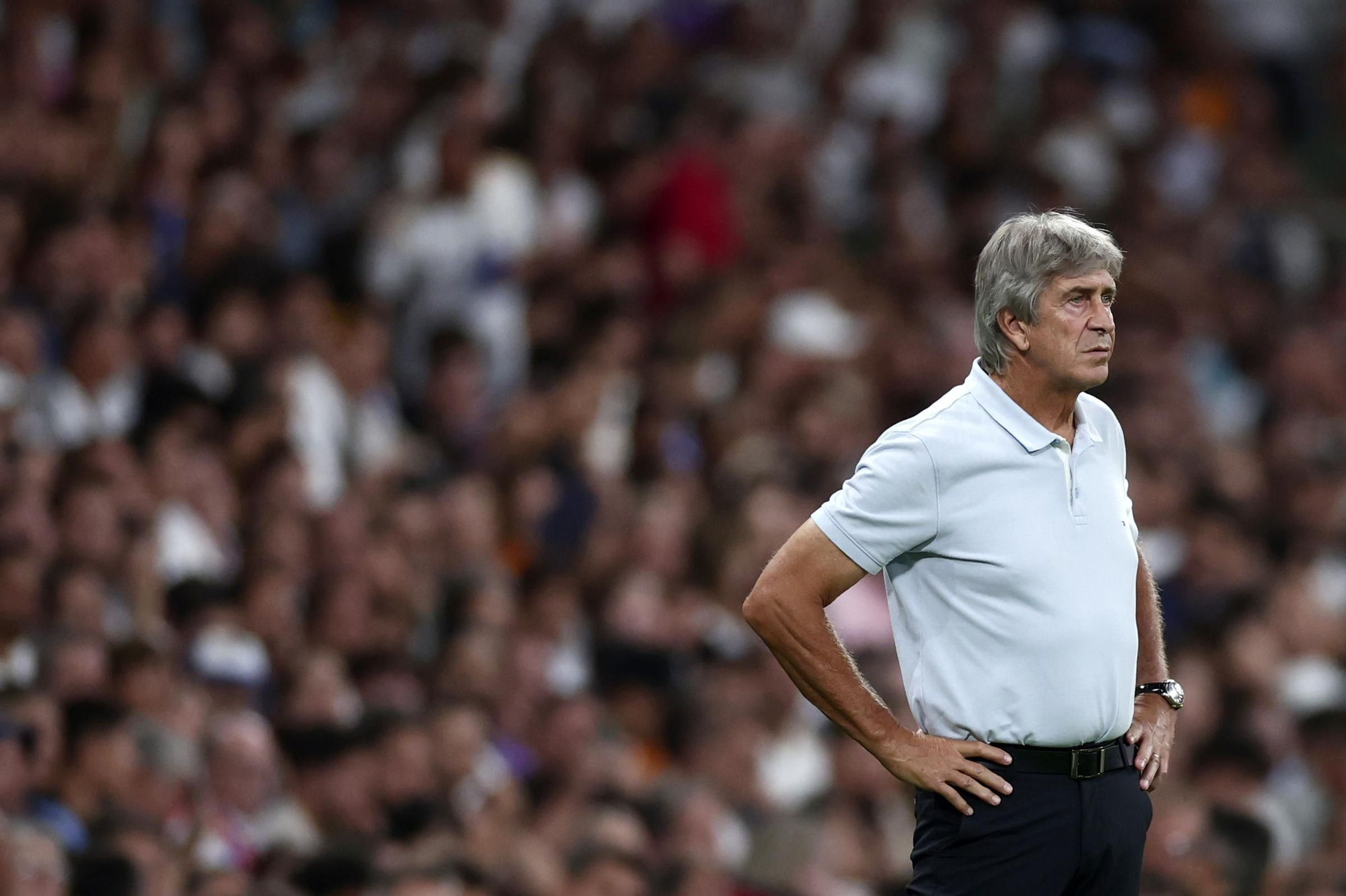 Betis' head coach Manuel Pellegrini watches the Spanish La Liga soccer match between Real Madrid and Betis at the Santiago Bernabeu stadium in Madrid, Spain, Sunday, Sept. 1, 2024. (AP Photo/Pablo Garcia)