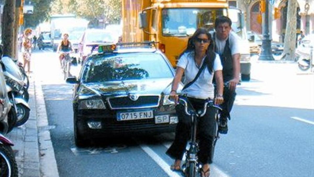 Invasor 8Un taxi obliga a las bicis a dejar su carril y entrar en la calzada.