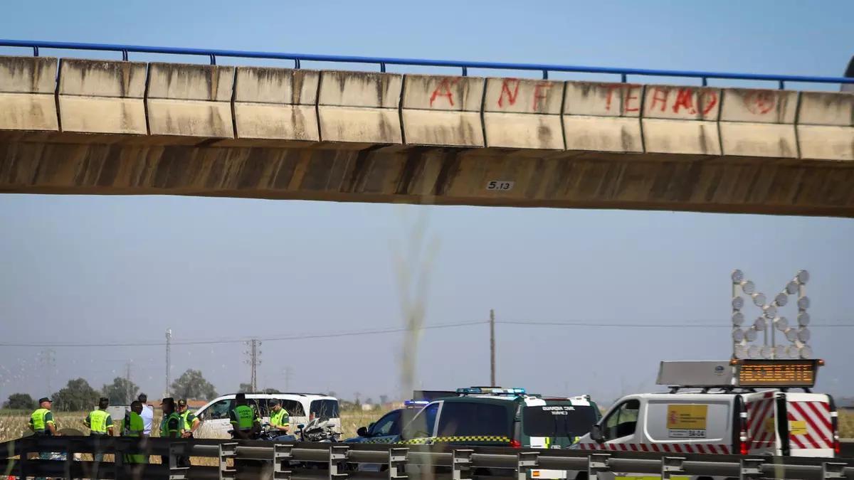 Los agentes actuando en el lugar del accidente.