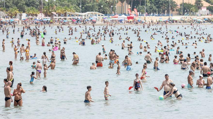 El calor llena las playas de Alicante