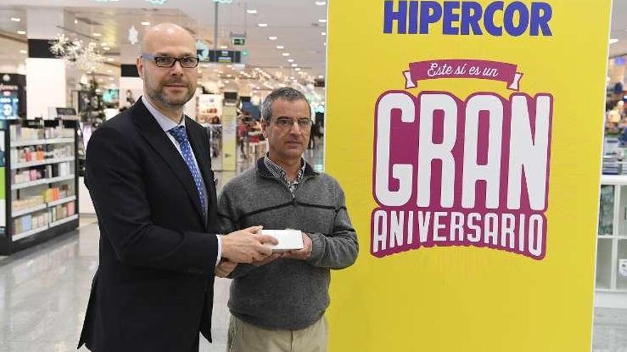 Uno de los ganadores, ayer, durante la entrega del premio.