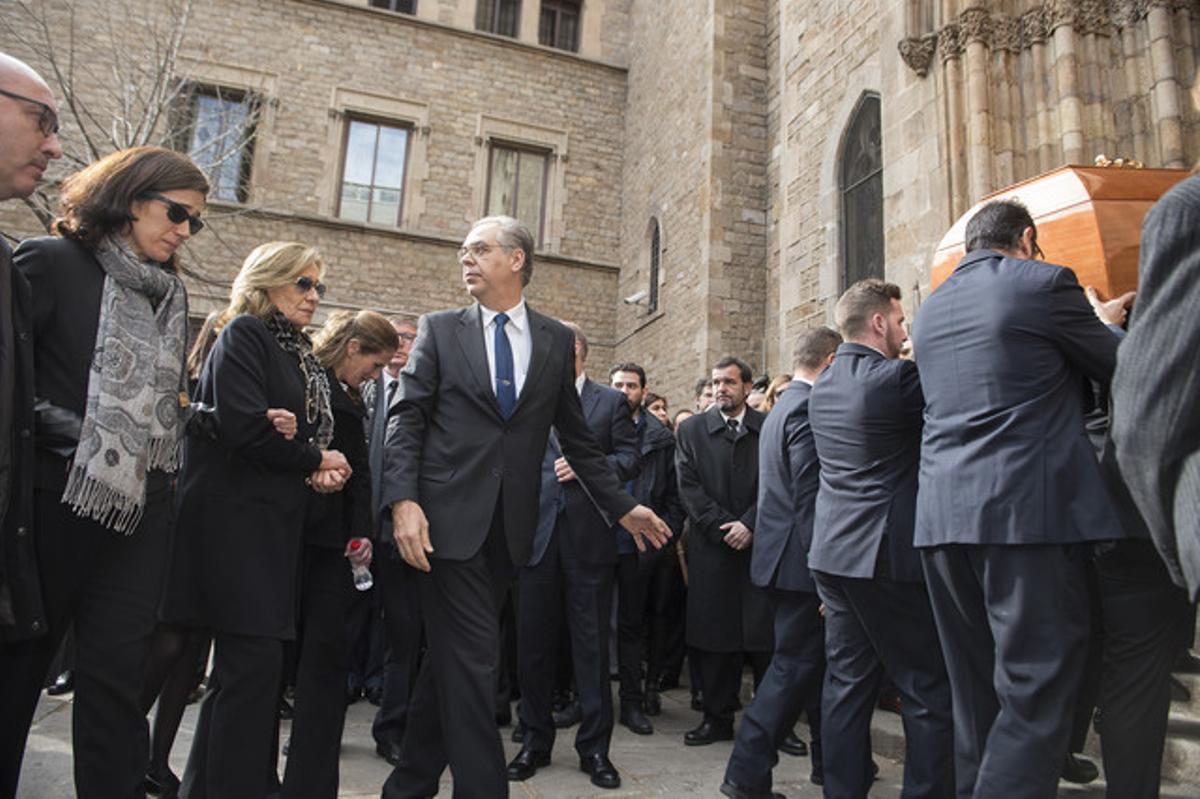 La viuda de l’editor Jose Manuel Lara, Consuelo García, acompanyada de les seves filles Ángela (dreta) i Marta, a l’entrada de la Basílica de la Concepció, darrere el fèretre amb les restes de l’editor.