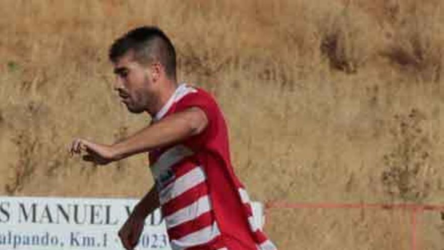 Un jugador del Fresno conduce el balón.