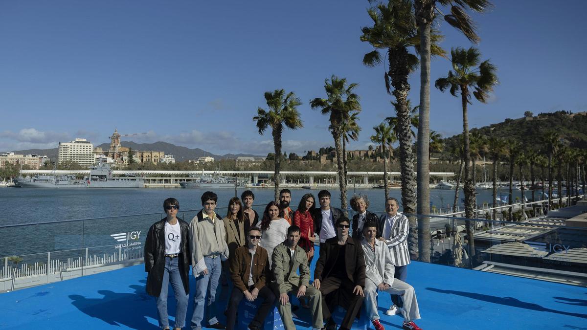 l director Javier Ferreiro (4 dch, atrás) posa con el elenco de la serie "Mariliendre" en la sección oficial fuera de concurso del Festival del Cine Español de Málaga, en el Muelle Uno del Puerto de Málaga.