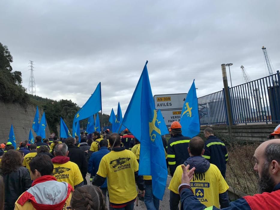 Los trabajadores de Alcoa celebran una marcha hasta Avilés para concentrarse frente al Ayuntamiento