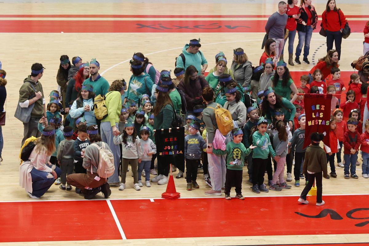 «Mandilones de colores» clama en Gijón por la diversidad y paz: en imágenes