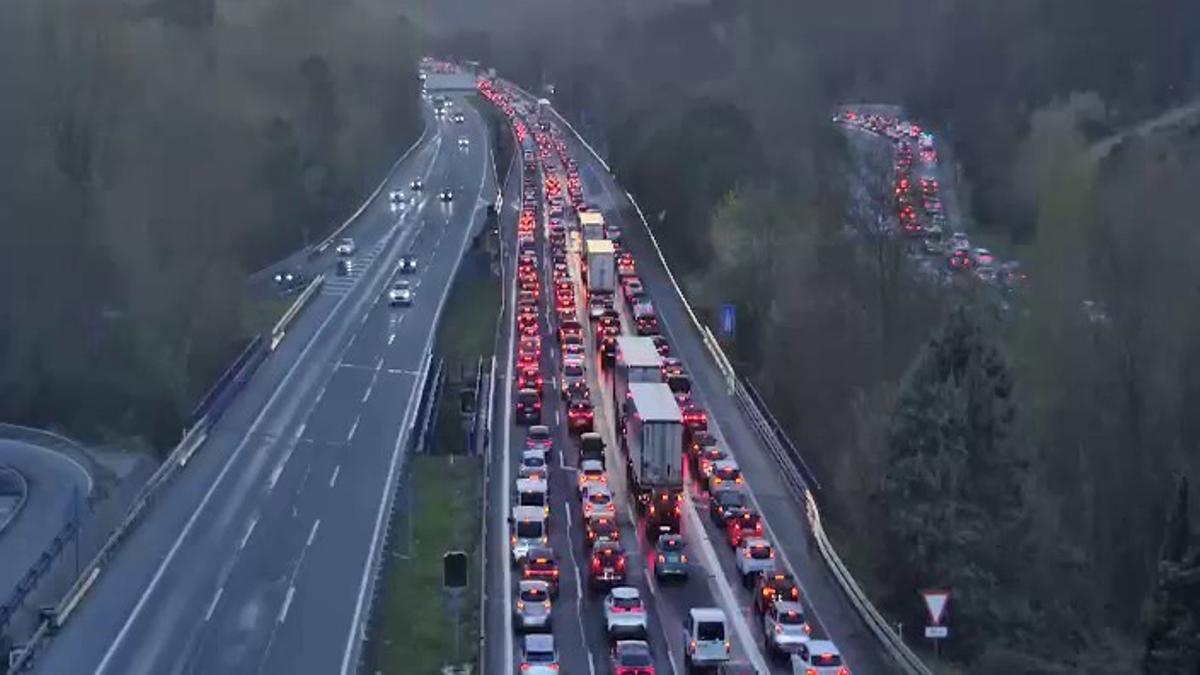 Un camión averiado y un accidente provocan más de 20 kilómetros de retenciones en la AP-7 en sentido Barcelona