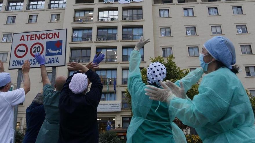 Aplausos al personal sanitarios ante el Hospital Regional de Málaga.