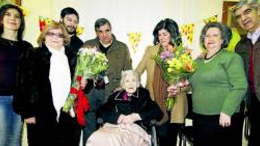 Modesta Reyes celebra su 100 cumpleaños junto a su familia