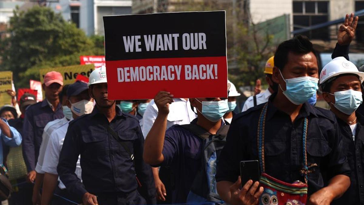 Manifestantes con pancartas de protesta en Birmania.
